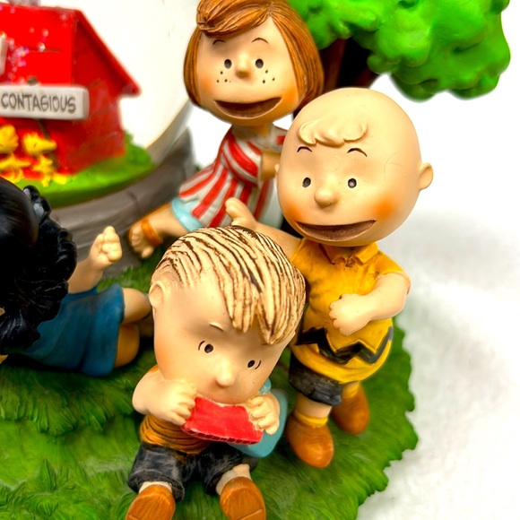 2014 PEANUTS Hallmark HAPPINESS IS CONTAGIOUS” musical snow globe - Picture 7 of 15